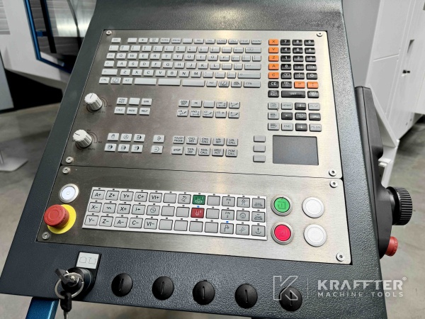 Bedienpult auf CNC Bearbeitungszentrum AXILE G6 90104