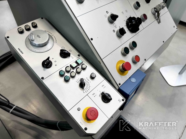 Bedienpult auf Koordinatenschleifmaschine HAUSER S40-400 90101