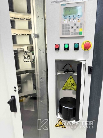 Bedienpult auf CNC Bearbeitungszentrum MIKRON UCP 600 Vario 90074