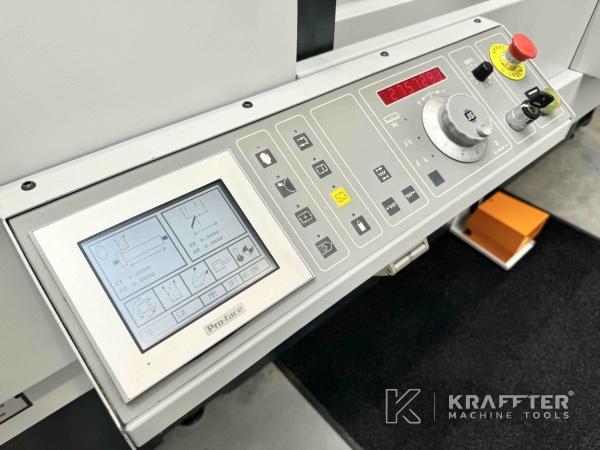 Bedienpult auf CNC Rundschleifmaschine JONES & SHIPMAN Ultramat 650 Easy-B 90120