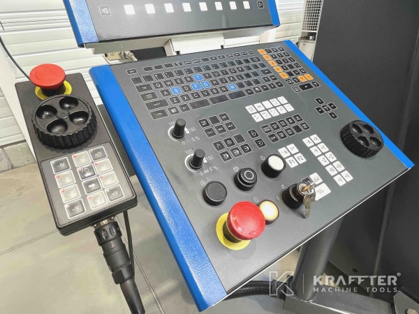 Bedienpult auf CNC Bearbeitungszentrum MIKRON HSM 800 20690-041